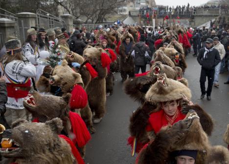 rumunija-medvedi-tradicija-nova-godina.jpg