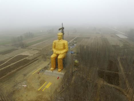 mao-cetung-zlatna-statua-04.01.2016.jpg