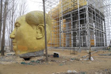 mao-cetung-zlatna-statua-04.01.2016.jpg