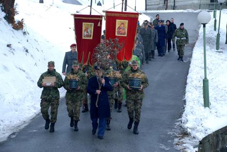 nalaganje-badnjaka-litija-banjica-2.jpg