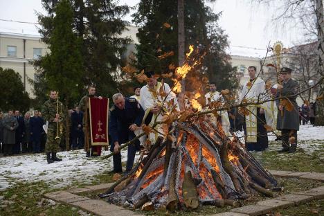 nalaganje-badnjaka-litija-banjica-2.jpg