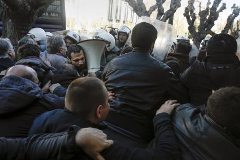 atina-policija-sukobi-demonstracije.jpg