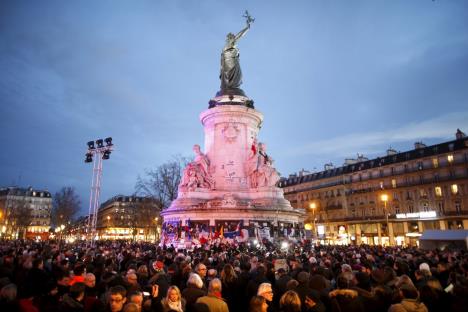 francuska-pariz-terorizam-zrtve-skup.jpg