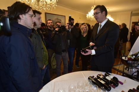 aleksandar-vucic-konferencija-vila-bokeljka-cevapi.jpg