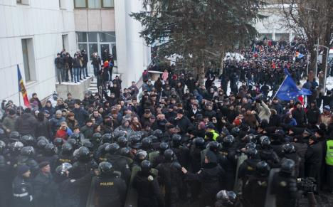 moldavija-protesti-parlament.jpg