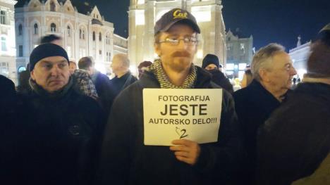 novinari-ne-klece-protest-novi-sad.jpg