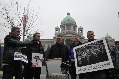 skupstina-fotoreporteri-protest.jpg