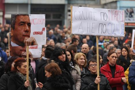 kosovska-mitrovica-protest-oliver-ivanovic.jpg