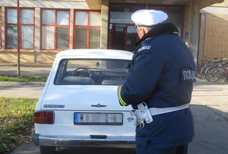 saobracajna-policija-kikinda-zastava-automobil.policajac.jpg