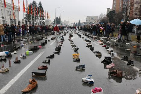 skoplje-makedonija-protest-cipele-obuca.jpg