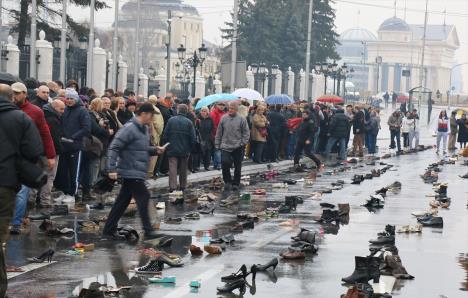 skoplje-makedonija-protest-cipele-obuca.jpg