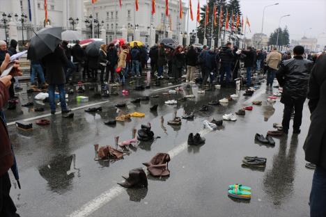 skoplje-makedonija-protest-cipele-obuca.jpg