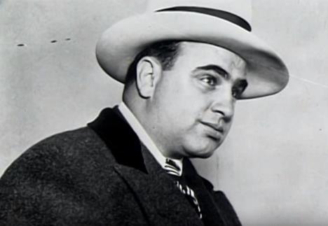 Al Kapone sa šeširom na glavi, crno bela fotografija