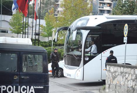 marsel-dzelesi-albanac-huligan-autobus-kamenovanje.jpg