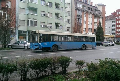 novi-sad-sudar-autobus-automobil.jpg