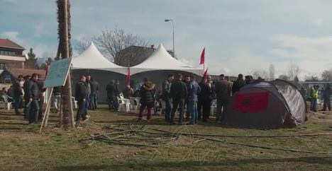 skoplje-albanci-krst-protest.jpg