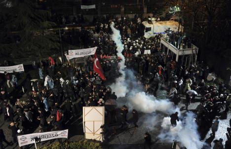 turska-list-zaman-protest-zbog-upada-policije.jpg