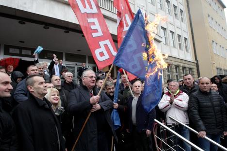 vojislav-seselj-zastave-paljenje-eu-nato.jpg