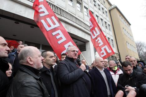 vojislav-seselj-zastave-paljenje-eu-nato.jpg