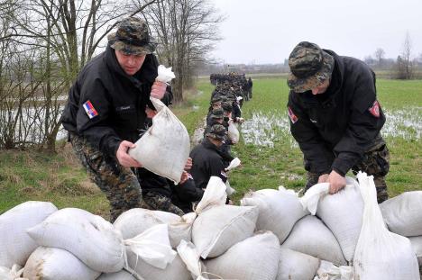 zandarmerija-poplave-srbija-pomoc.jpg