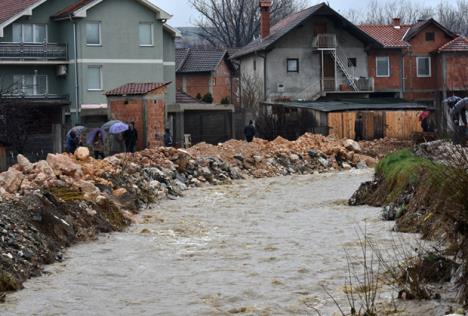 novi-pazar-poplave-odbrana-dobrovoljci.jpg