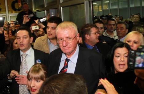 vojislav-seselj-docek-aerodrom.jpg