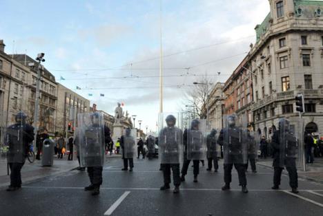 protest-policija-kordon.jpg