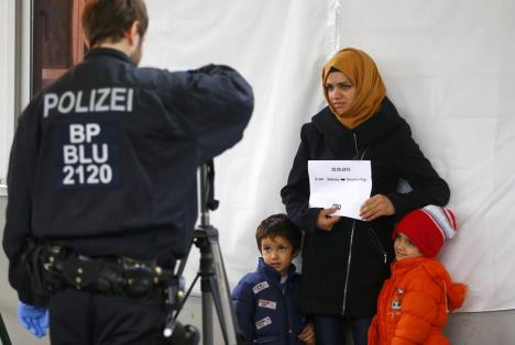 nemacka-policija-registruje-migrante.jpg