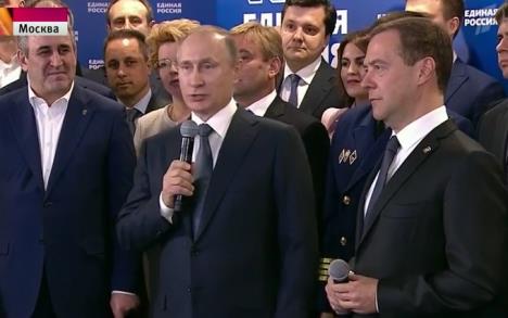 vladimir-putin-i-dmitrij-medvedev-videokonferecija.jpg