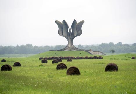 Spomenik na mestu nekadašnjeg logora Jasenovac gde je pobijeno više stotina hiljada Srba