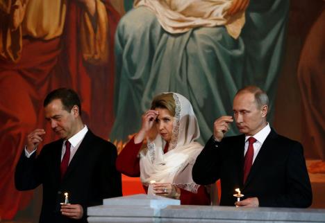 dmitrij-i-svetlana-mevedev-i-vladimir-putin-uskrs.jpg