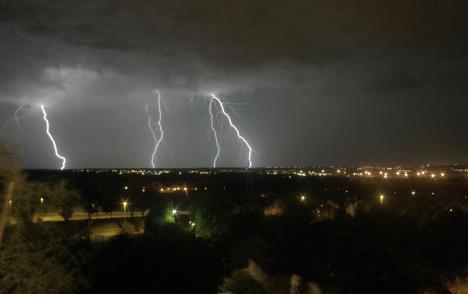 munje-gromovi-oluja-nevreme-beograd.jpg