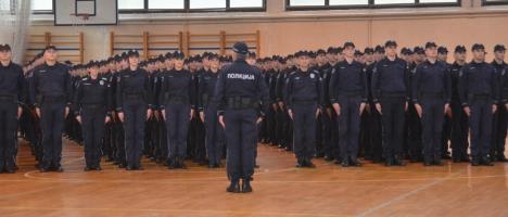 sremska-kamenica-policija-promocija-klasa-mladi.jpg