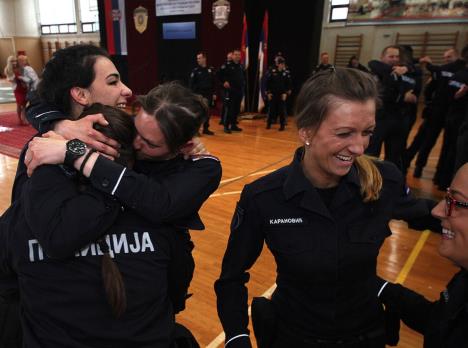 sremska-kamenica-policija-promocija-klasa-mladi.jpg