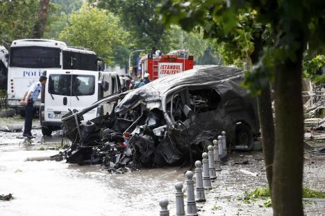 turska-istanbul-eksplozija-napad-na-policijski-autobus.jpg