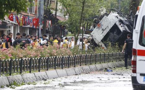 turska-istanbul-eksplozija-napad-na-policijski-autobus.jpg