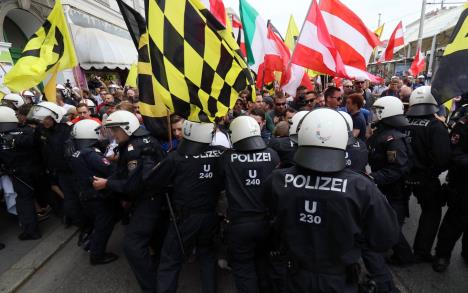 austrija-policija-suzavac-levicari-desnicari.jpg