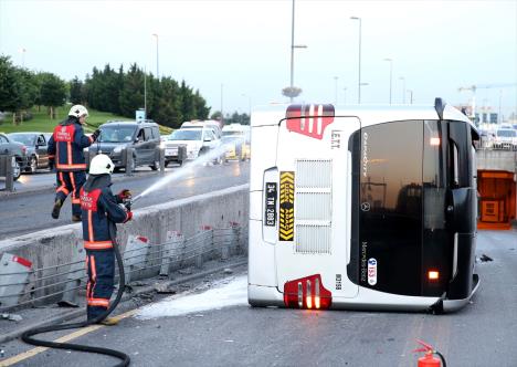 istanbul-metrobus-se-prevrnuo.jpg