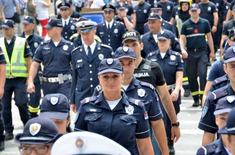 dan-policije-policajci-defile.jpg