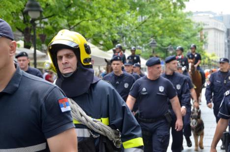 dan-policije-policajci-defile.jpg