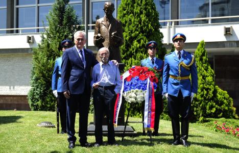 spomenik-nikola-tesla-karadjordjev-park-tomislav-nikolic.jpg