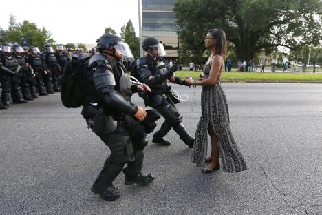 devojka-protesti-luizijana.jpg