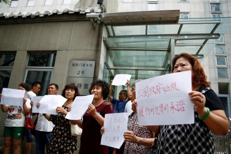 peking-mh370-protest.jpg