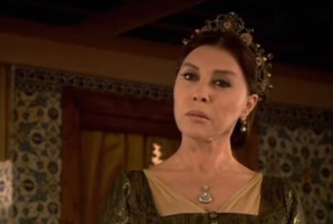 Nebahat Čehre kao majka sultanija u seriji Sulejman Veličanstveni