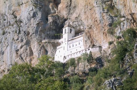 manastir-ostrog.jpg