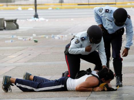 venecuela-protest-maduro-karakas-policija.jpg