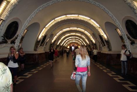 rusija-sankt-peterburg-metro-stanica.jpg