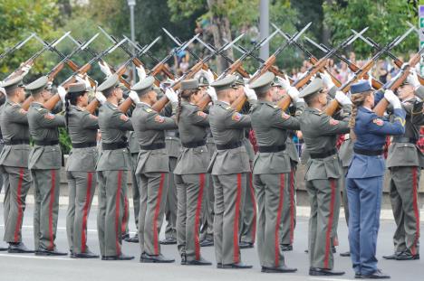 srbija-vojska-promocija-oficiri-defile-narodna.jpg