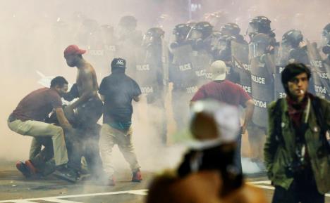 sad-sarlot-protesti-neredi-demonstracije-policijska.jpg