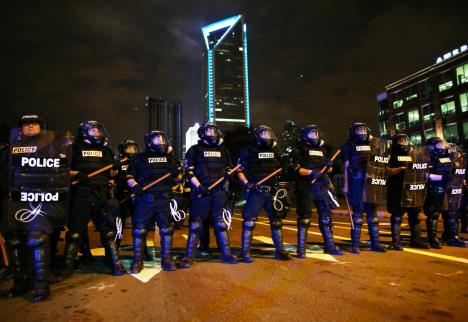 sad-sarlot-protesti-neredi-demonstracije-policijska.jpg